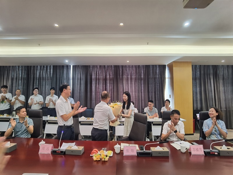 1724902591471413.jpg 職工代表獻花.jpg