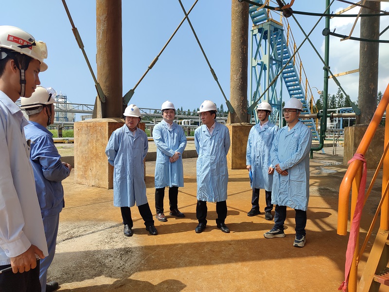 3、集團(tuán)黨委委員、副總經(jīng)理陳劍鋒到高新實華倉儲項目督導(dǎo)檢查.jpg