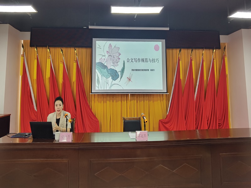 1727608326100926.jpg 梁譯升在講課.jpg