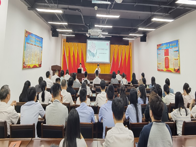 1727608335119129.jpg 全體干部職工認真學習.jpg