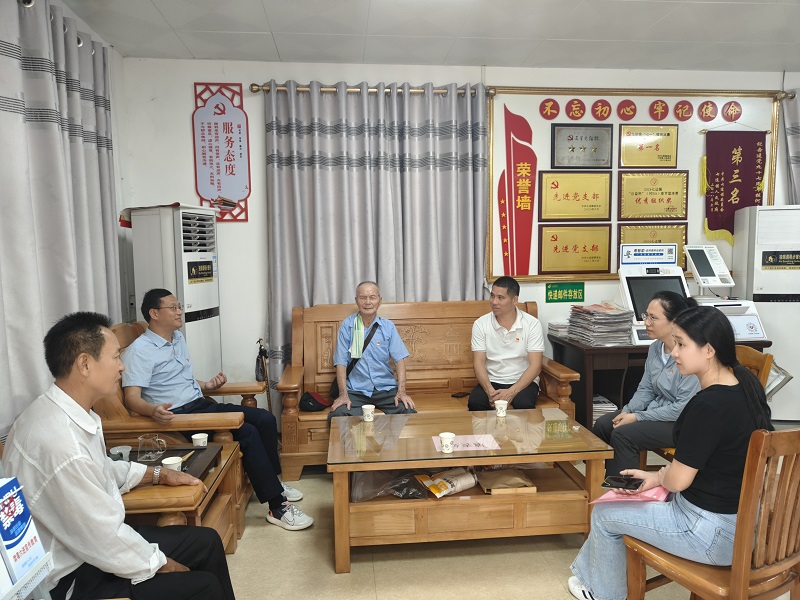 1727608587113948.jpg 周遠和老干部、老黨員們親切交談.jpg