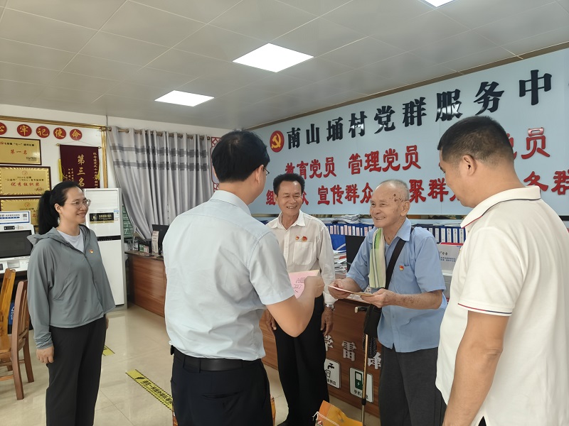 1727608595109533.jpg 周遠慰問老干部、老黨員1.jpg