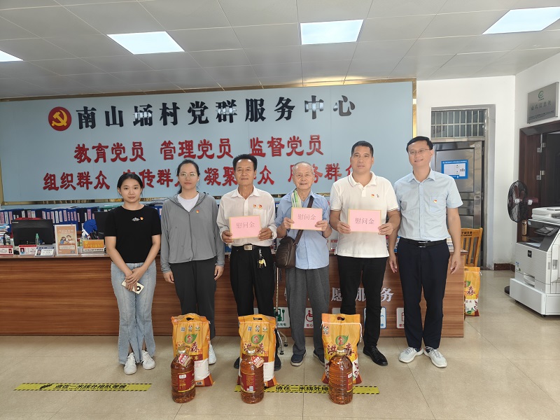 1727608602116874.jpg 周遠慰問老干部、老黨員2.jpg