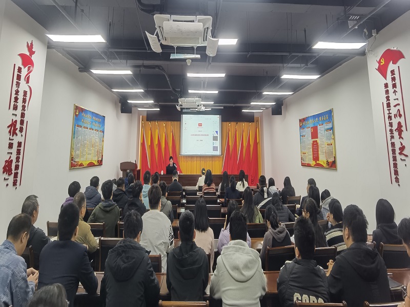 1735889586269034.jpg 全體黨員干部職工認真聽課.jpg